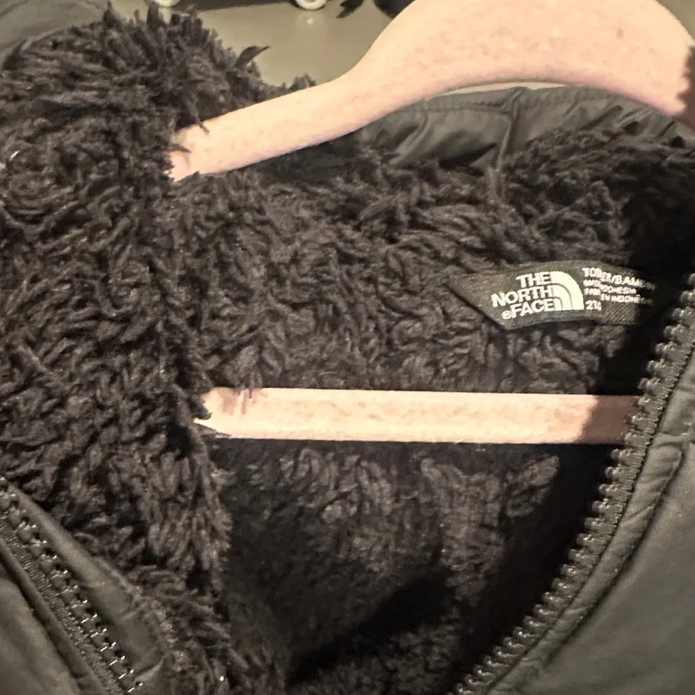 The North Face Black Hooded Fleece Winter Puffer Jacket Size 2T - Picture 6 of 6